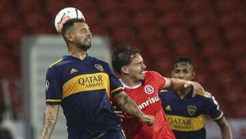 Argentina&#039;s Boca Juniors Colombian Edwin Cardona and Brazil&#039;s Internacional William Pottker jump for a header during their closed-door Copa Libertadores round before the quarterfinals football match at Beira Rio stadium in Porto Alegre, Brazil, on December 2, 2020. (Photo by DIEGO VARA / POOL / AFP)