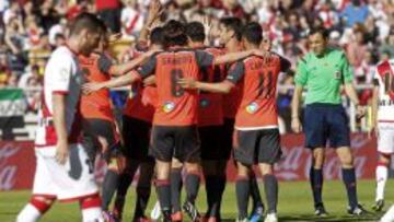 Los jugadores de la Real celebran uno de los goles.