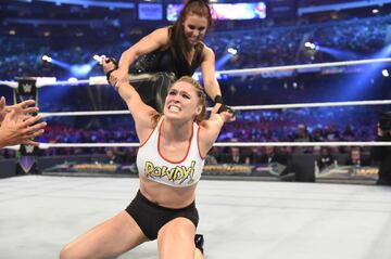 Ronda Rousey, que competía junto a Kurt Angle, se midió a Triple H y Stephanie McMahon en una lucha por parejas.