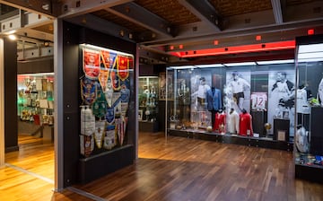 Museo del Legia de Varsovia, con la bandera del empate ante el Madrid en el centro de su vitrina de grandes encuentros históricos.