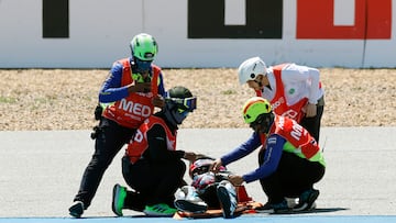 David Alonso es atendido en pista tras su accidente en la carrera de Moto2 del GP de Tailandia.