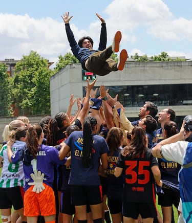 La plantilla del Fútbol Club Barcelona Femenino al completo mantea a Pere Romeu Sunyer.