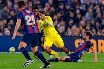 Theo Bongonda entre los jugdores del Barcelona, Álex Balde y Sergi Roberto.