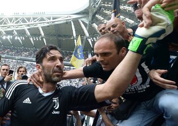 Soccer Football - Serie A - Juventus vs Hellas Verona - Allianz Stadium, Turin, Italy - May 19, 2018   Juventus' Gianluigi Buffon with fans before the match    REUTERS/Massimo Pinca