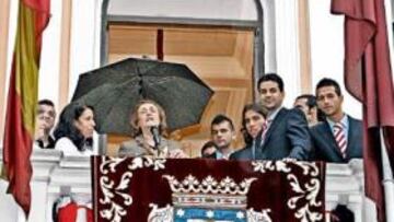 <b>TRADICIÓN. </b>El rayo hizo una ofrenda floral a la Virgen del Carmen.