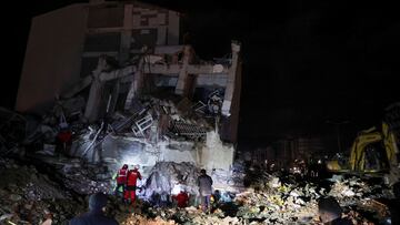 A rescue team works on a collapsed building, following an earthquake in Iskenderun, Turkey February 6, 2023. REUTERS/Umit Bektas