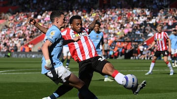 Soccer Football - Premier League - Southampton v Manchester City - St Mary's Stadium, Southampton, Britain - May 10, 2025 Manchester City's Phil Foden in action with Southampton's Welington REUTERS/Jaimi Joy EDITORIAL USE ONLY. NO USE WITH UNAUTHORIZED AUDIO, VIDEO, DATA, FIXTURE LISTS, CLUB/LEAGUE LOGOS OR 'LIVE' SERVICES. ONLINE IN-MATCH USE LIMITED TO 120 IMAGES, NO VIDEO EMULATION. NO USE IN BETTING, GAMES OR SINGLE CLUB/LEAGUE/PLAYER PUBLICATIONS. PLEASE CONTACT YOUR ACCOUNT REPRESENTATIVE FOR FURTHER DETAILS..