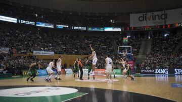 Tavares gana el salto entre dos en el inicio del partido entre el Real Madrid y el Divina Seguros Joventut.