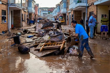Un hombre limpia su casa afectada por las inundaciones en Utiel, España.