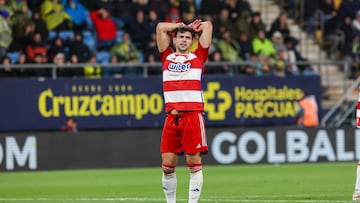 Lucas Boyé, lamentándose durante el Cádiz - Granada.