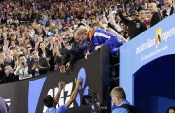 Djokovic, que saluda a su entrenador, ya se había coronado campeón de Australia en cuatro oportunidades anteriores.