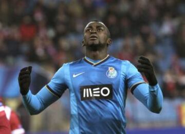 El delantero colombiano del Oporto, Jackson Martínez, se lamenta de una ocasión fallada ante el Atlético de Madrid, durante el partido de la sexta jornada del grupo G de Liga de Campeones que se disputa esta noche en el estadio Vicente Calderón de Madrid.