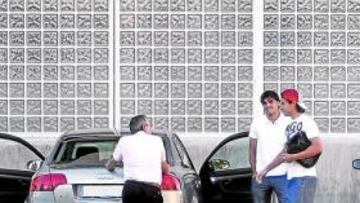 <b>AS LE RECIBIÓ. </b>A las ocho de la mañana llegó P. León al Coliseum, recibido por Mantilla, Cortés y AS.