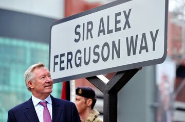 En octubre de 2013 Ferguson inauguró una calle con su nombre cerca del estadio del United.