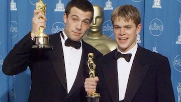 Ben Affleck y Matt Damon posando con sus Oscar