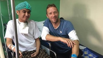 Chris Martin con Ken Santiago, un fan suyo con cáncer al que fue a visitar al hospital en Manila, Filipinas.