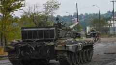 TOPSHOT - This photograph taken in eastern Ukraine on Septembre 16, 2022 shows an abandoned russian tank on the outskirts of Izyum. -  (Photo by Juan BARRETO / AFP) (Photo by JUAN BARRETO/AFP via Getty Images)