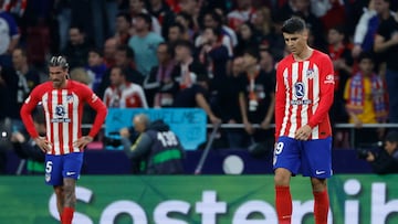 MADRID, 17/03/2024.- Los jugadores del Atlético Álvaro Morata (d) y Rodrigo de Paul, tras encajar gol ante el Barcelona durante el partido de Liga en Primera División que Atlético de Madrid y FC Barcelona disputan este domingo en el estadio Metropolitano. EFE/Juanjo Martín
