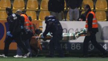 INCONSCIENTE. Camille es retirado en la camilla tras el golpe.