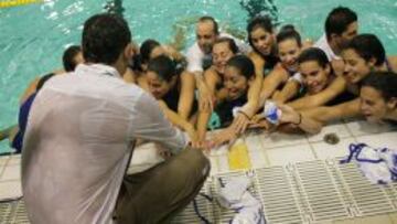 Las jugadores del Sabadell festejan su quinto t&iacute;tulo consecutivo. 