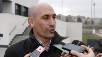 Luis Rubiales atiende a la prensa.