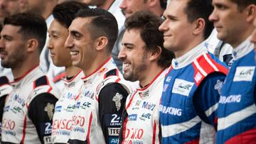 Alonso junto a Buemi y Nakajima posando en la foto oficial de Le Mans.