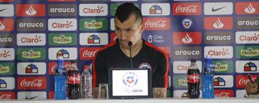 Medel: "Es evidente que hay problemas con Claudio Bravo"