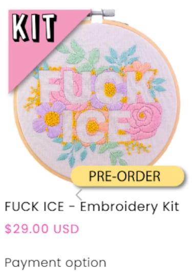 De la lana a la protesta: nace el ‘rage knitting’ contra ICE en EE. UU