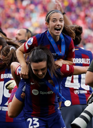 Las jugadoras Ingrid Engen y Aitana Bonmatí celebran la Champions. 