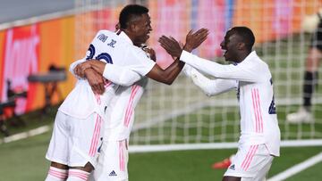 Vinicius es felicitado por sus compa&ntilde;eros tras el 3-1.