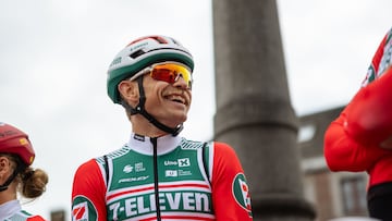 El ciclista noruego Magnus Cort posa con el maillot del 7-Eleven que los ciclistas del Uno-X llevarán en la Lieja-Bastoña-Lieja