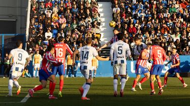 El jugador del Leganés, Nastasic, marca de cabeza el 1-0 al Atlético de Madrid. 