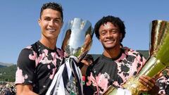 Juan Guillermo Cuadrado y Cristiano Ronaldo con los trofeos de Juventus en un amistoso de pretemporada.