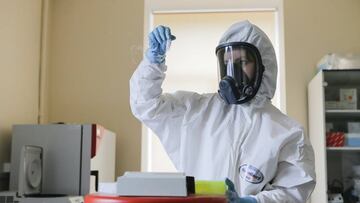 Una investigadora trabajando en el laboratorio de la vacuna rusa contra el coronavirus Sputnik V
 
 FIDR
 16/09/2020 