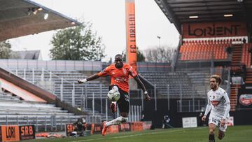 Houboulang Mendes durante un partido con el Lorient.