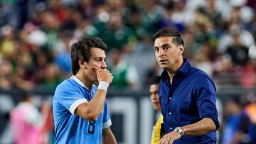 (L-R), Facundo Pellistri and Diego Alonso head coach of Uruguay during the game Mexico (Mexican National Team) vs Uruguay, the Friendly match in preparation for the FIFA World Cup Qatar 2022, at State Farm Stadium, on June 02, 2022.
<br><br>
(I-D), Facundo Pellistri y Diego Alonso Director Tecnico de Uruguay durante el partido Mexico (Seleccion Nacional Mexicana) vs Uruguay, Amistoso de preparacion para la Copa Mundial de la FIFA Qatar 2022, en el Estadio State Farm, el 02 de junio de 2022.