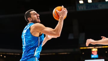 Dejan Kravic, pívot del Movistar Estudiantes, en una acción ante el Amics Castelló.