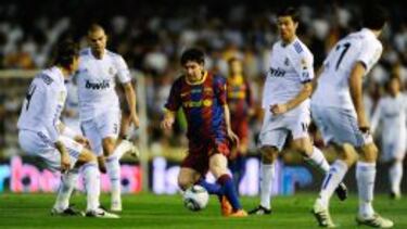 ENJAULADO. Messi, entre Ramos, Pepe, Xabi y Arbeloa, en la fi nal de 2011.