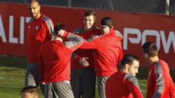 Banega abraza a Krychowiak.