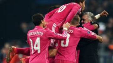 PIÑA CON EL MÍSTER. Los jugadores celebraron con Ancelotti el 0-2 ante el Schalke.