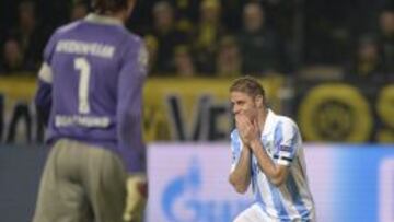El centrocampista del Málaga Joaquín se lamenta por una ocasión fallada.