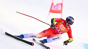 El esquiador suizo Marco Odermatt compite durante la prueba del supergigante en la Copa del Mundo de Esquí Alpino de Bormio.