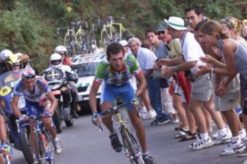 Roberto Heras subiendo a los Lagos de Covadonga durante la Vuelta a España de 2000. 
 