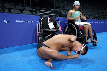 Los competidores se ajustan las gafas antes de entrenar para la natación paralímpica de cara a los Juegos Paralímpicos de Verano de París 2024.