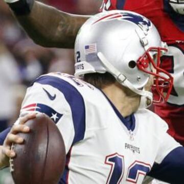 Jadeveon Clowney cae sobre Tom Brady para firmar un sack descomunal.