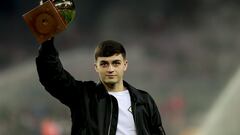 El mediocentro canario, de baja por lesión, ofreció a la afición blaugrana su trofeo Golden Boy, galardona como mejor jugador del mundo menor de 21 años.