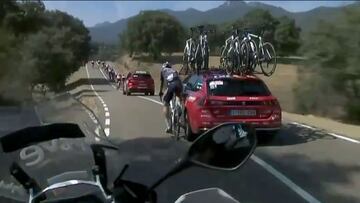El brutal 'trompazo' en la Vuelta al agarrarse al coche