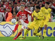 Santa Fe's midfielder #16 Daniel Torres and Penarol's midfielder #21 Jesus Trindade fight for the ball during the Copa Libertadores group stage football match between Colombia's Independiente Santa Fe and Uruguay's Penarol at the Nemesio Camacho El Campin stadium in Bogota, on April 9, 2026. (Photo by Luis ACOSTA / AFP)