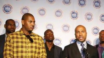 <b>ARROPADO. </b>Fisher, presidente del Sindicato de Jugadores, con LeBron, Carmelo, Wade, Pierce, Davis, Williams, Bonner, Hunter y Sefoleosha.