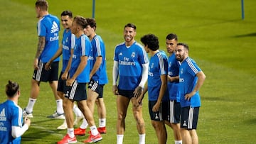 XAH29. ABU DABI (EMIRATOS ARABES UNIDOS), 20/12/2018.- Los jugadores del Real Madrid; Sergio Ramos (4d), Jes&uacute;s Vallejo (3d), Ceballos (2d) y Dani Carvajal (d); asisten a una sesi&oacute;n de entrenamientos en la Universidad de Nueva York durante el